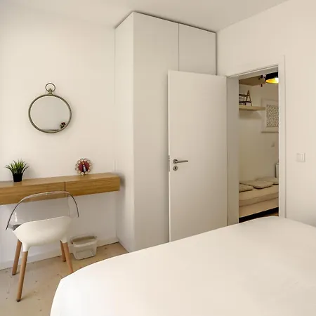 Downtown Modern By Homing *