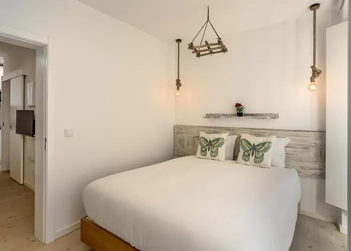 Downtown Modern By Homing *