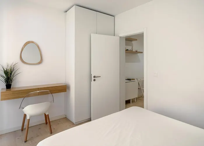 Downtown Modern By Homing *