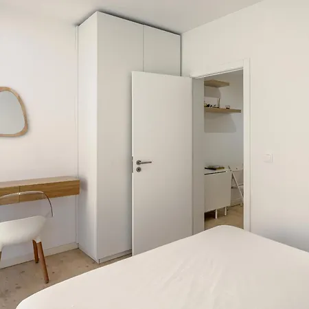 Downtown Modern By Homing *